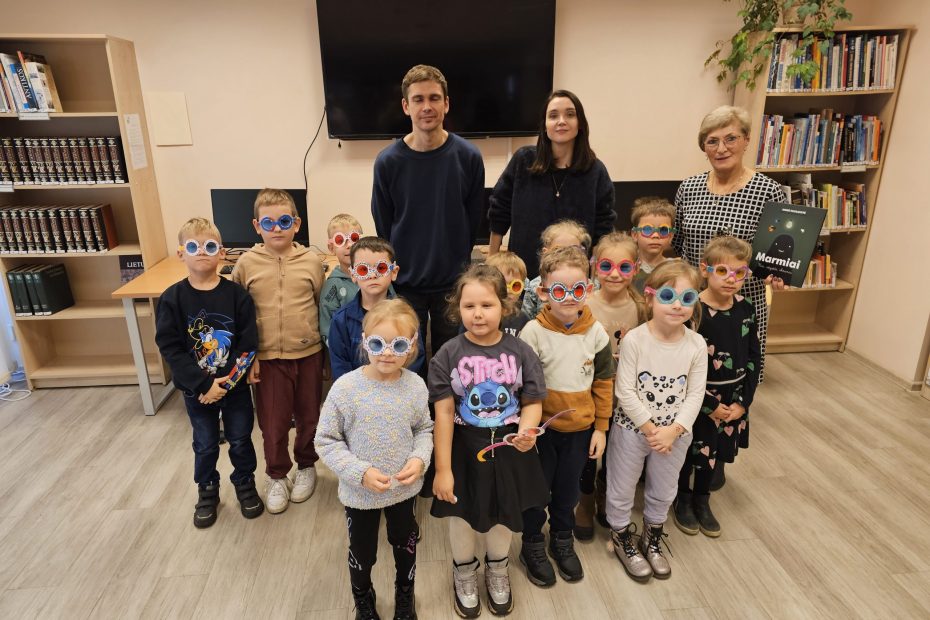 Kūrybinis dvynių Indrės ir Martynų Pavilonių duetas ir marmiški reikalai Varėnos bibliotekoje