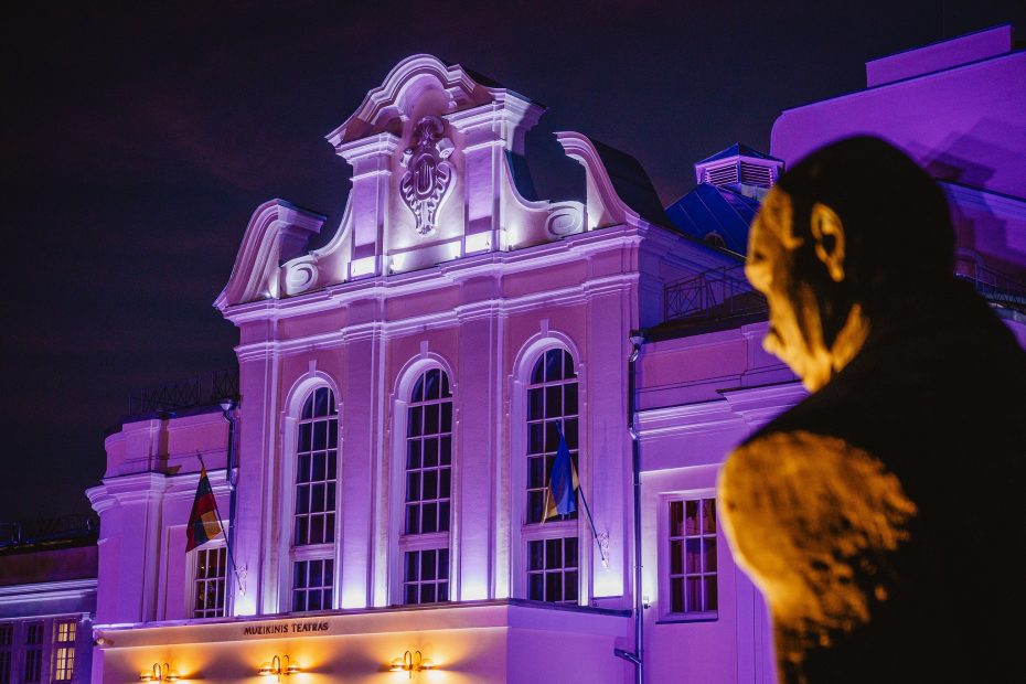 Visoje Lietuvoje purpurine spalva švyti pastatai: ką tai reiškia?