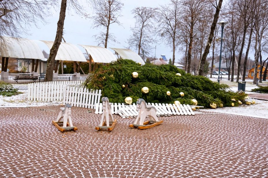 Vėjas nulaužė Daugų Kalėdų eglę