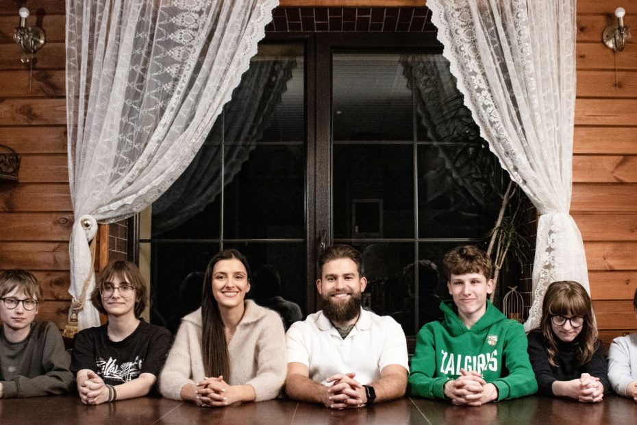 26-erių Edita Deltuvė su vyru Aidu tapo tėvais septyniems paaugliams. Istorija unikali