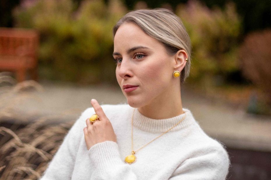 Gintariniai auskarai: kaip atpažinti tikrą gintarą ir išsirinkti kokybišką papuošalą