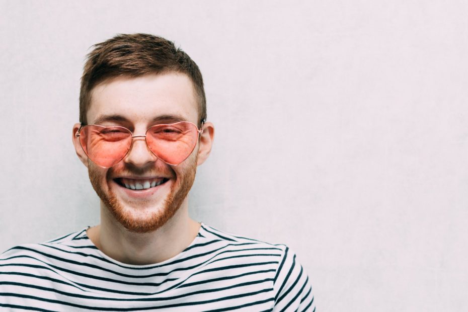 Jie ir toliau žiūri į pasaulį su rožiniais akiniais: kodėl šie trys zodiako ženklai yra ypač pažeidžiami apgaulės