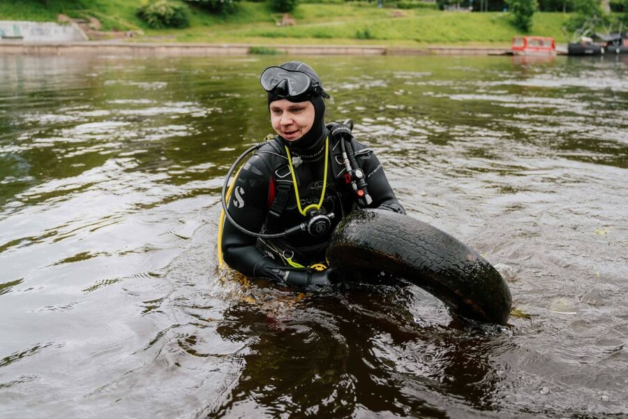 Beveik 8 km ruože – tonos šiukšlių: valant Neries dugną sostinėje atskleistas tikrasis taršos mastas